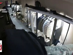 Mit Auto durchs Schaufenster – Diebesbande gefasst