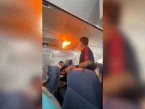 Panik im Flugzeug: Der Akku brennt - VIDEO