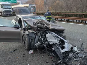 Aufprall auf Lkw: Paar im Auto wie durch ein Wunder nur leicht verletzt