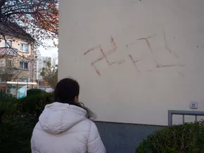 Blutige Hakenkreuze in Hanau