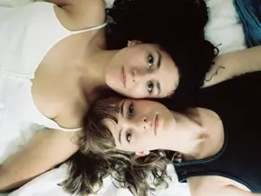 Schweizer Indie-Pop-Duo Steiner & Madlaina ist "Nah Dran"