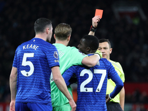 Referee beendete Gerangel zwischen Teamkollegen mit Rot