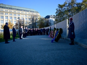 Gedenken an Opfer der Novemberpogrome bei Namensmauer