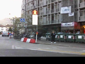 Weiße Wand im Kreisverkehr