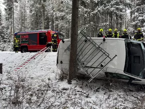 Pkw landet im Graben: Lenker muss befreit werden