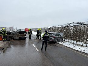 Eppan: Auto prallt beim Überholen gegen Traktor