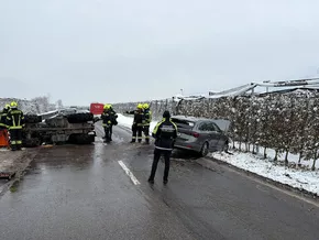 Eppan: Auto prallt beim Überholen gegen Traktor