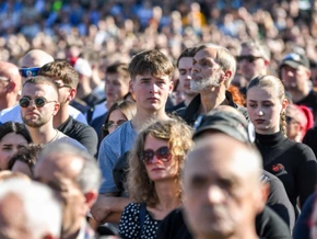 Zehntausende gedenken Opfer des Bahnhofunglücks von Novi Sad