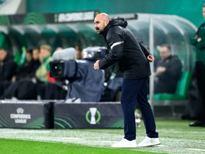 Trainer bricht während Spiel in Serbien zusammen und stirbt