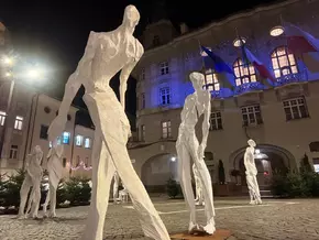 Neues Kunstwerk ziert den Bozner Rathausplatz