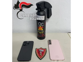 Pärchen mit Pfefferspray und gestohlenen Smartphones unterwegs