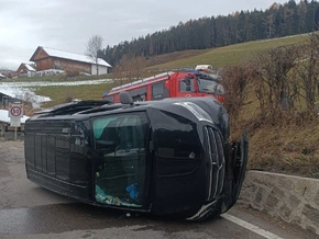 Kleinbus in Percha verliert Bodenhaftung