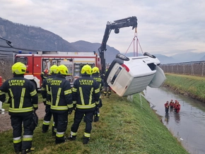 Lieferwagen stürzt in Wassergraben bei Branzoll
