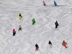 Viele Deutsche wollen heuer beim Skiurlaub sparen