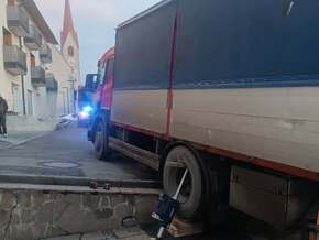 Lkw bleibt in Percha hängen