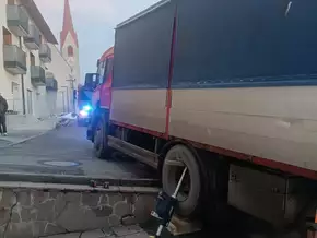 Lkw bleibt in Percha hängen