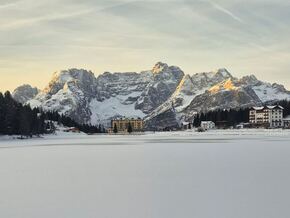 Winterzauber in den Dolomiten: Neuschnee lässt Misurinasee strahlen