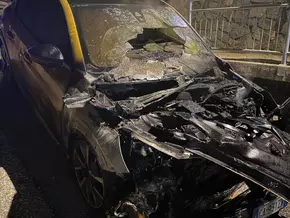 Latzfons: E-Auto wird Raub der Flammen