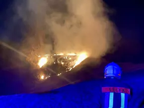 Noch vor Mitternacht: Feuerwehr löscht zwei Böller-Brände