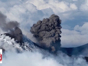 Dicke Aschewolke über schneebedecktem Ätna - VIDEO