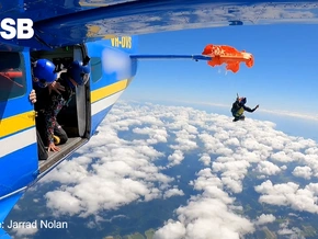 Australien: Fallschirm verfängt sich am Flugzeug - VIDEO