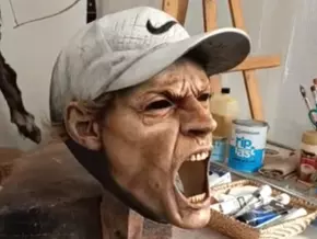 Gruselige Sinner-Fratze in Holz geschnitzt