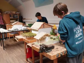 Heimschüler des Klosters Neustift bauen Weihnachtskrippen