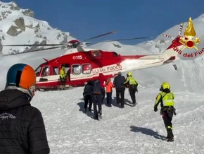Defekt legt Seilbahn in den Alpen lahm – 100 Personen evakuiert - VIDEO
