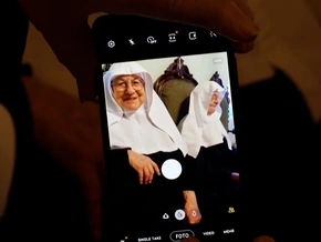 Drei Nonnen wehren sich gegen Social-Media-Verbot - Video