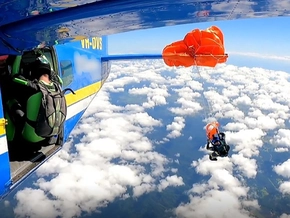 Fallschirmspringer blieb in Australien an Flugzeug hängen