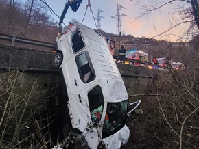 Waidbruck: Lieferwagen stürzt über Böschung