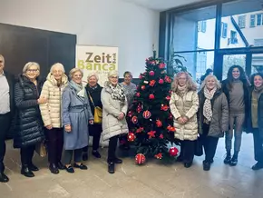 Gehäkelter Christbaumschmuck im Bozner Rathaus