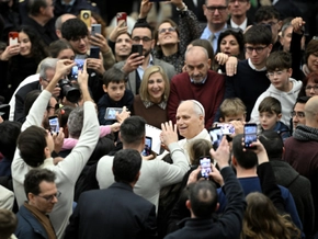 Papst überrascht Gläubige auf dem Petersplatz