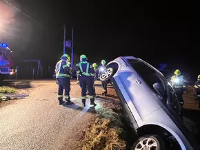 Frau steckt nach Unfall in Pkw fest