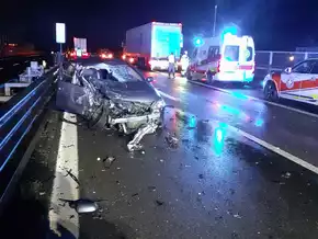 Nächtlicher Unfall auf der A22 fordert vier Verletzte