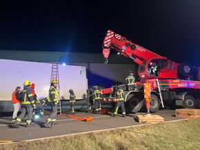 Mit Äpfeln vollbeladener Sattelzug steckt fest