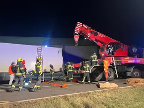 Mit Äpfeln vollbeladener Sattelzug steckt fest