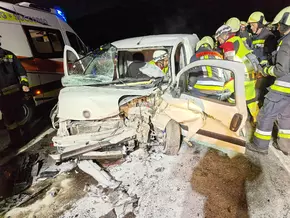 Schwerer Verkehrsunfall fordert in Niederolang zwei Verletzte