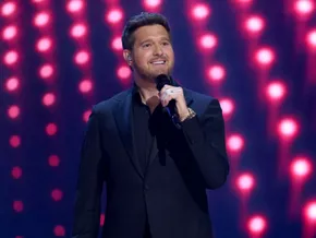 Papst Leo geht in Konzert von Michael Bublé