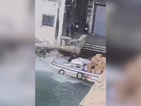 Paketdiebin kracht mit Boot in die Rialtobrücke - VIDEO