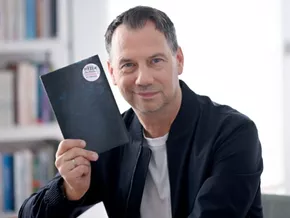 Fitzek stößt mit Büchergeschenken auf wenig Begeisterung