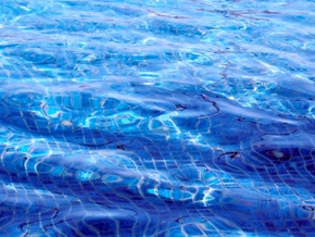 Verstörend: Minderjährige in öffentlichem Schwimmbad sexuell belästigt