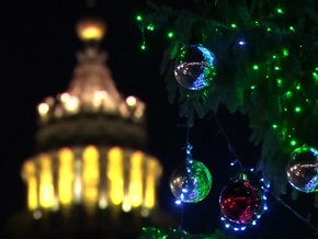 Ultner Christbaum erstrahlt am Petersplatz