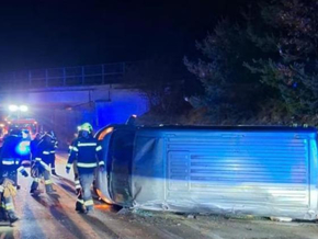 Mittewald: Kleinbus überschlägt sich