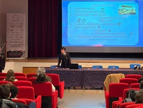 Carabinieri stellen sich Maturanten in Meran vor