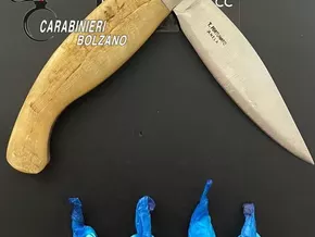 Carabinieri finden bei Kontrollen Kokain und Klappmesser