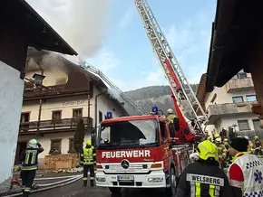 Dachstuhlbrand am Ober-Pahlerhof in Toblach unter Kontrolle