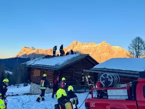 Dachstuhlbrand auf Berghütte in den Dolomiten - VIDEO