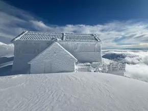 Italienische Berghütte verschwindet im Winter komplett unter Eis