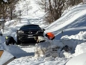 Schweizer wagen SUV-Fahrt auf Alpen-Fußweg – und bleiben stecken